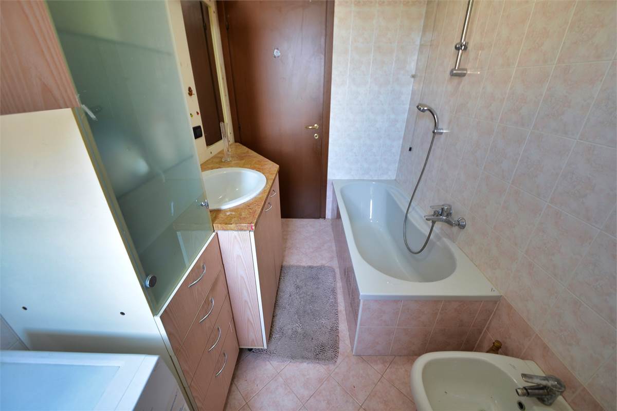 CANTU' TRELOCALI CON TERRAZZINO, CANTINA E BOX