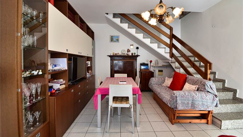 OLTRONA PORZIONE DI CASA IN CORTE SU DUE LIVELLI CON BOX