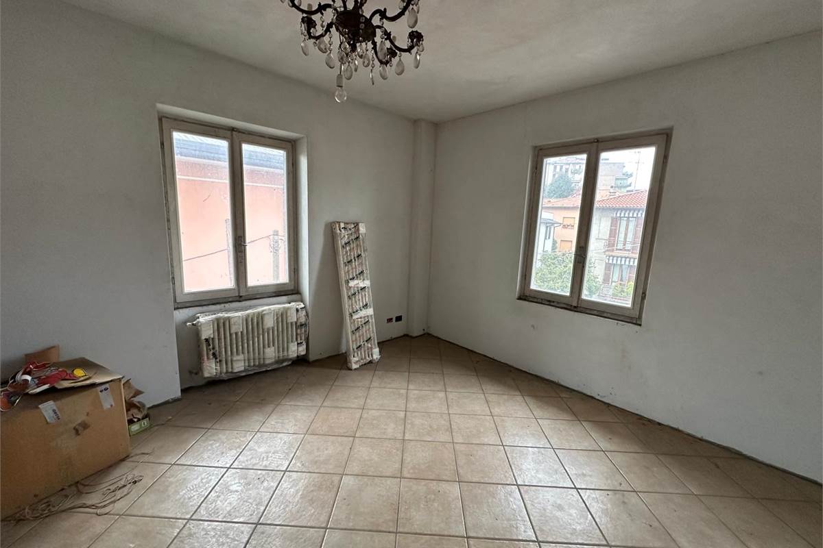 CANT' CASA SINGOLA CON TRE APPARTAMENTI