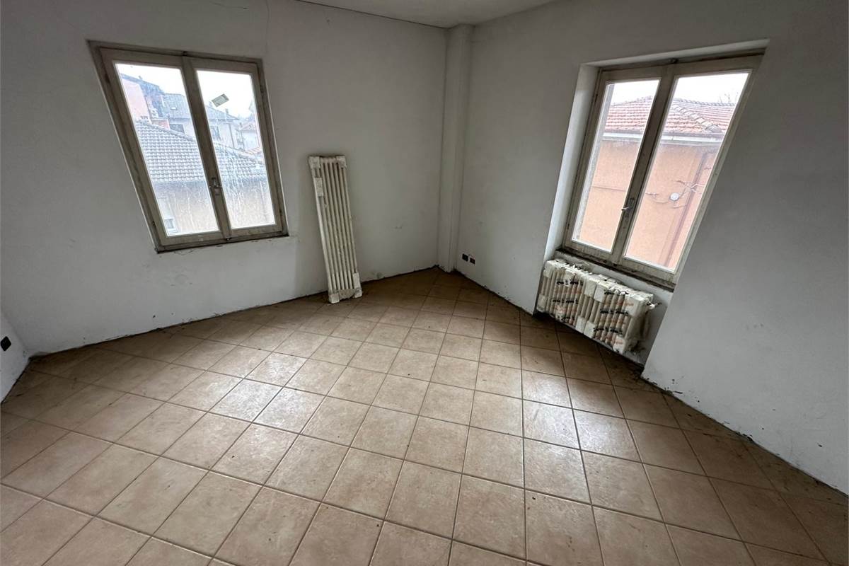 CANT' CASA SINGOLA CON TRE APPARTAMENTI
