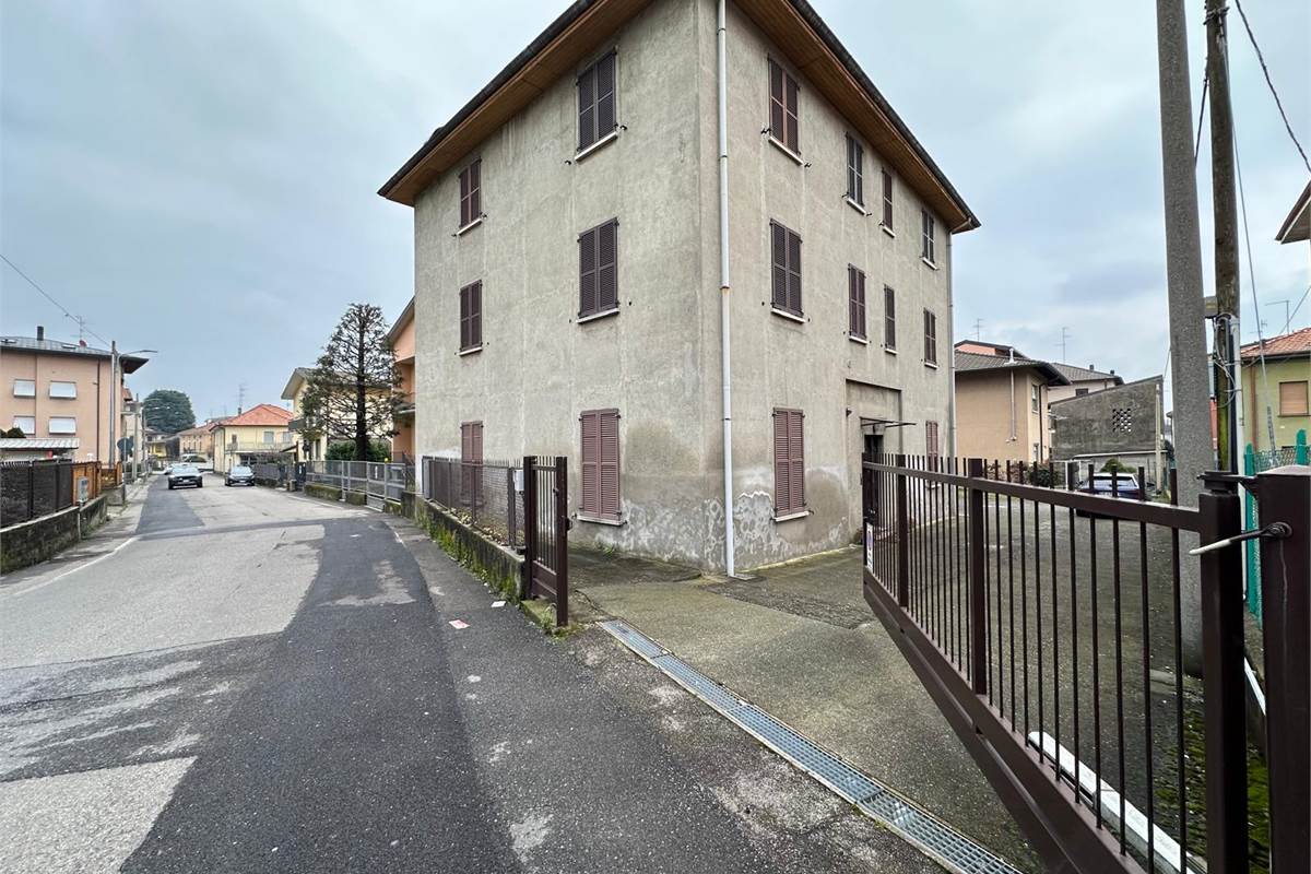 CANT' CASA SINGOLA CON TRE APPARTAMENTI