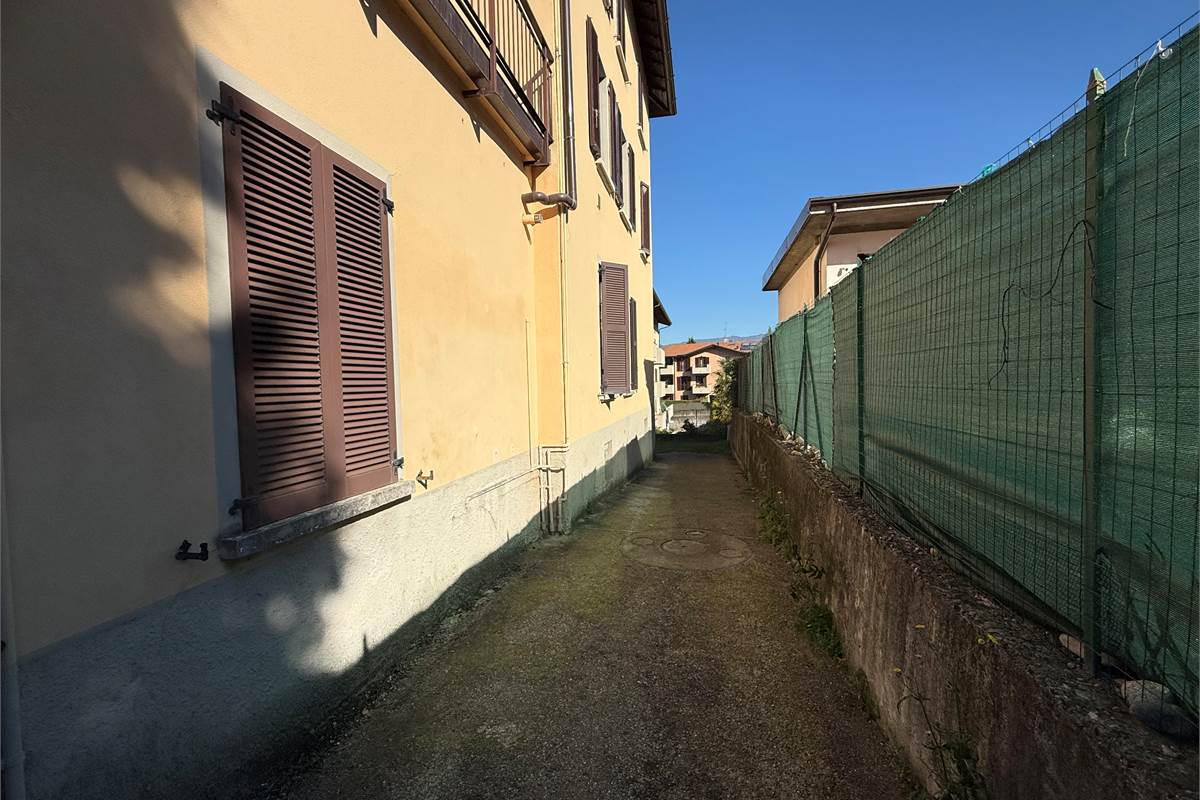 CANTU' BILOCALE ARREDATO CON POSTO AUTO E SPAZIO ESTERNO