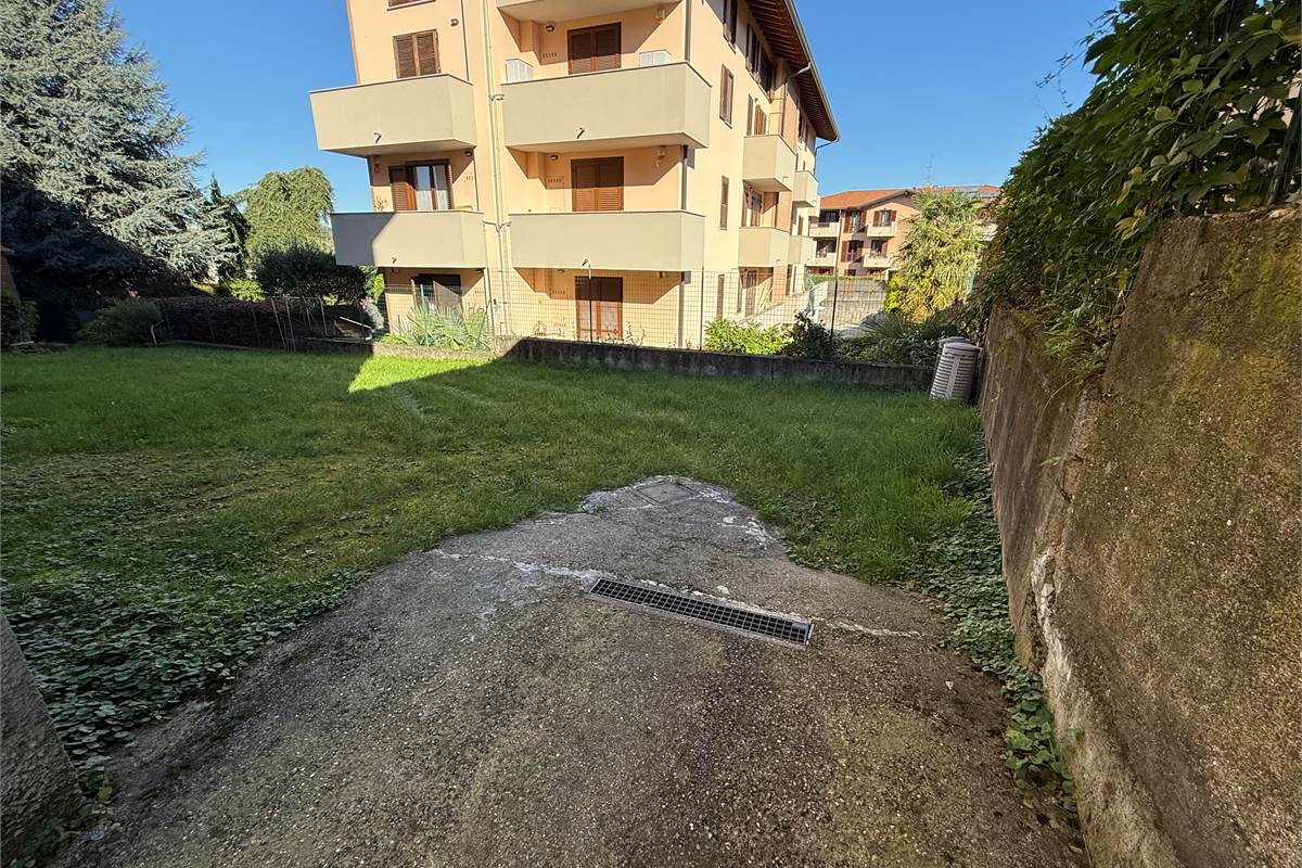 CANTU' BILOCALE ARREDATO CON POSTO AUTO E SPAZIO ESTERNO