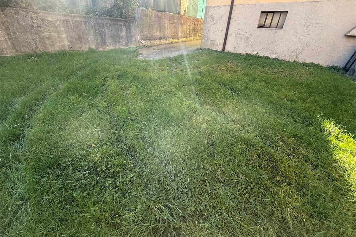 CANTU' BILOCALE ARREDATO CON POSTO AUTO E SPAZIO ESTERNO