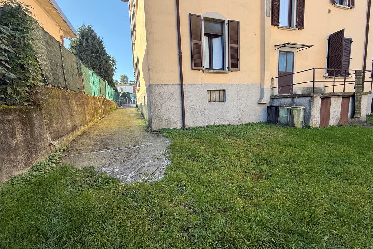 CANTU' BILOCALE ARREDATO CON POSTO AUTO E SPAZIO ESTERNO