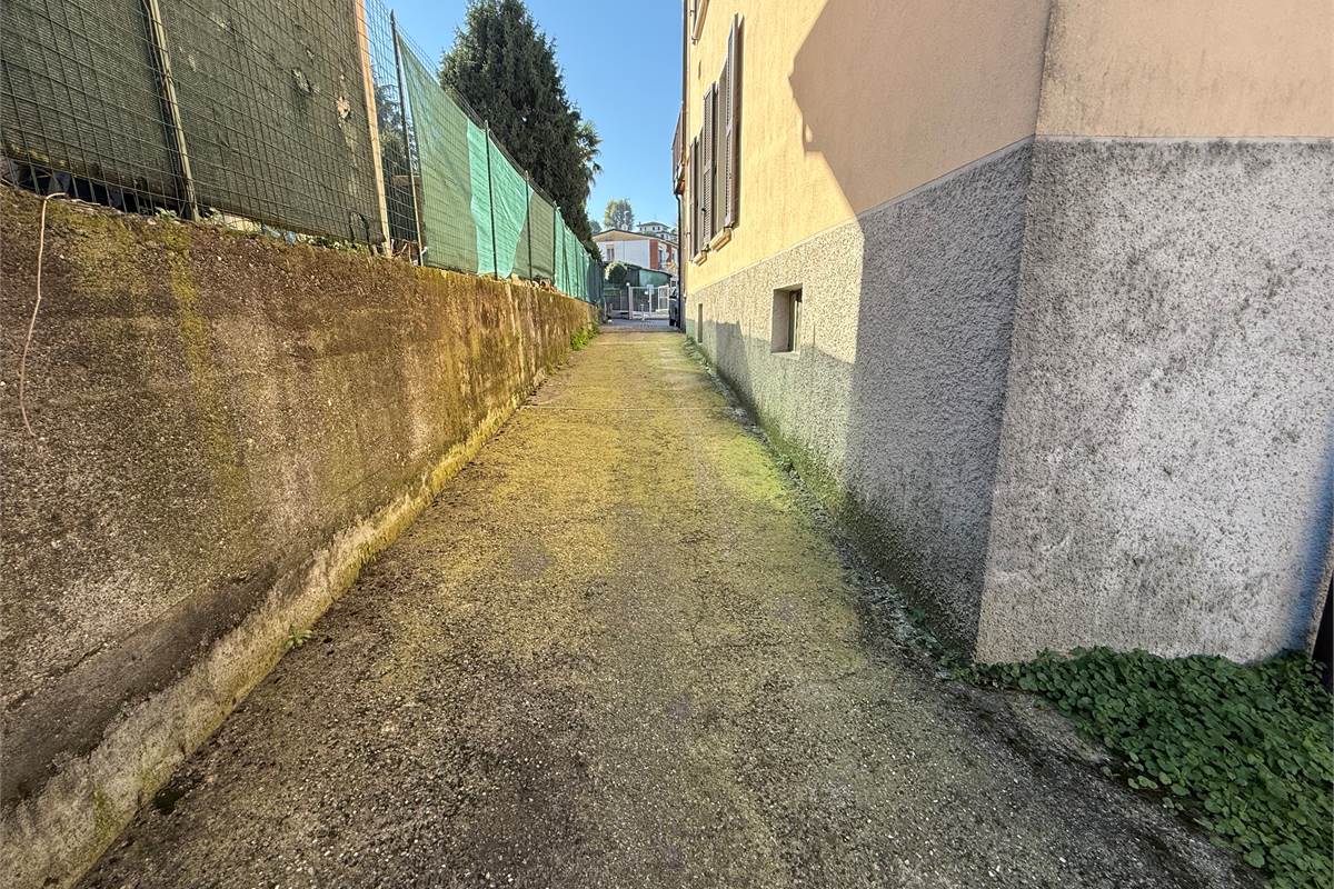 CANTU' BILOCALE ARREDATO CON POSTO AUTO E SPAZIO ESTERNO