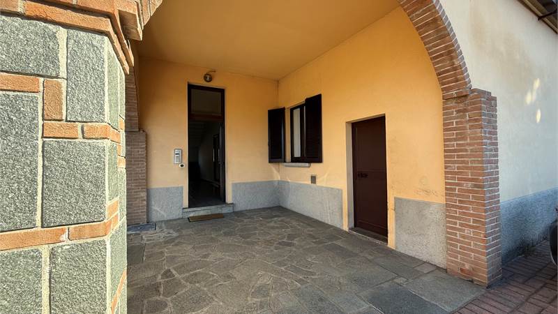 CANTU' BILOCALE ARREDATO CON POSTO AUTO E SPAZIO ESTERNO