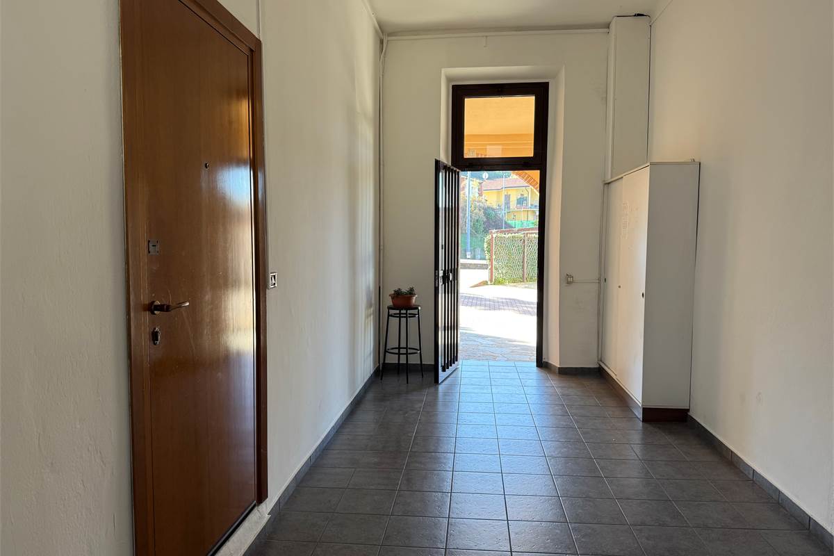 CANTU' BILOCALE ARREDATO CON POSTO AUTO E SPAZIO ESTERNO