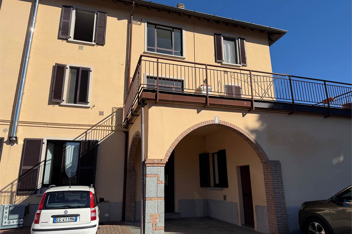 CANTU' BILOCALE ARREDATO CON POSTO AUTO E SPAZIO ESTERNO
