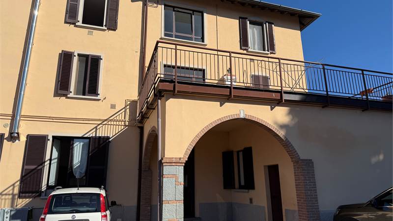 CANTU' BILOCALE ARREDATO CON POSTO AUTO E SPAZIO ESTERNO