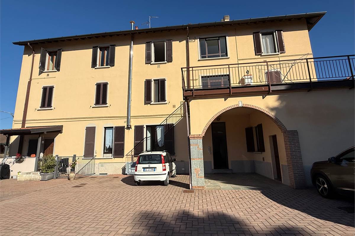 CANTU' BILOCALE ARREDATO CON POSTO AUTO E SPAZIO ESTERNO