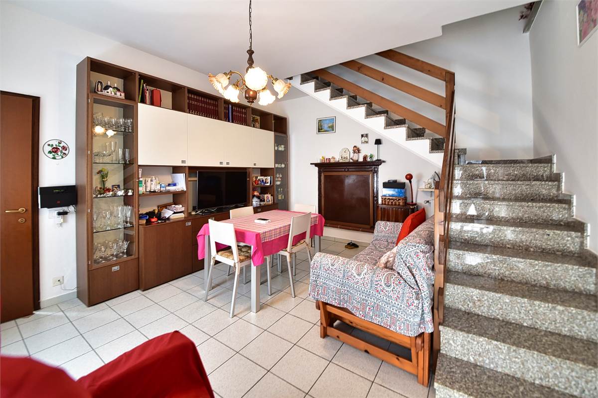 OLTRONA PORZIONE DI CASA IN CORTE SU DUE LIVELLI CON BOX