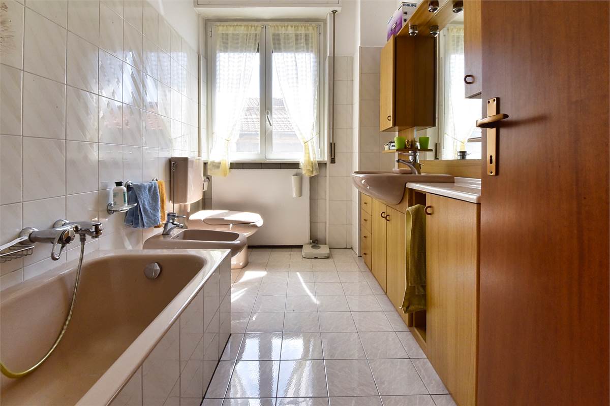 OLTRONA PORZIONE DI CASA IN CORTE SU DUE LIVELLI CON BOX