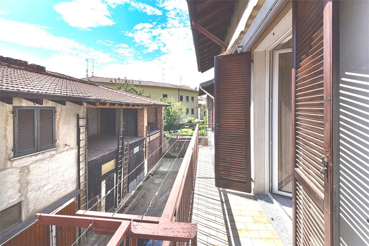 OLTRONA PORZIONE DI CASA IN CORTE SU DUE LIVELLI CON BOX