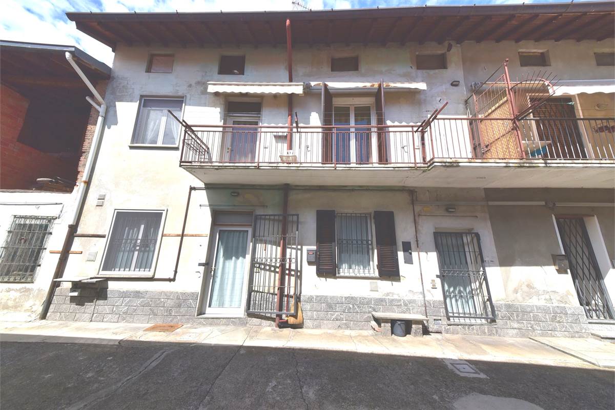 OLTRONA PORZIONE DI CASA IN CORTE SU DUE LIVELLI CON BOX