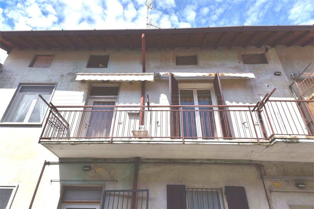 OLTRONA PORZIONE DI CASA IN CORTE SU DUE LIVELLI CON BOX