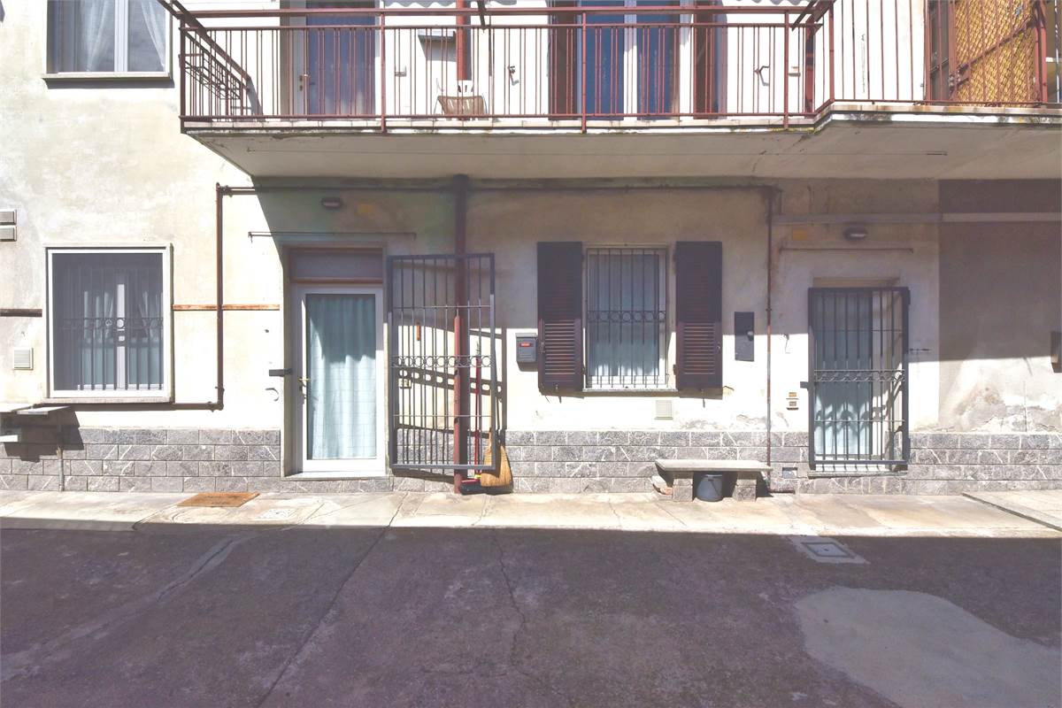OLTRONA PORZIONE DI CASA IN CORTE SU DUE LIVELLI CON BOX