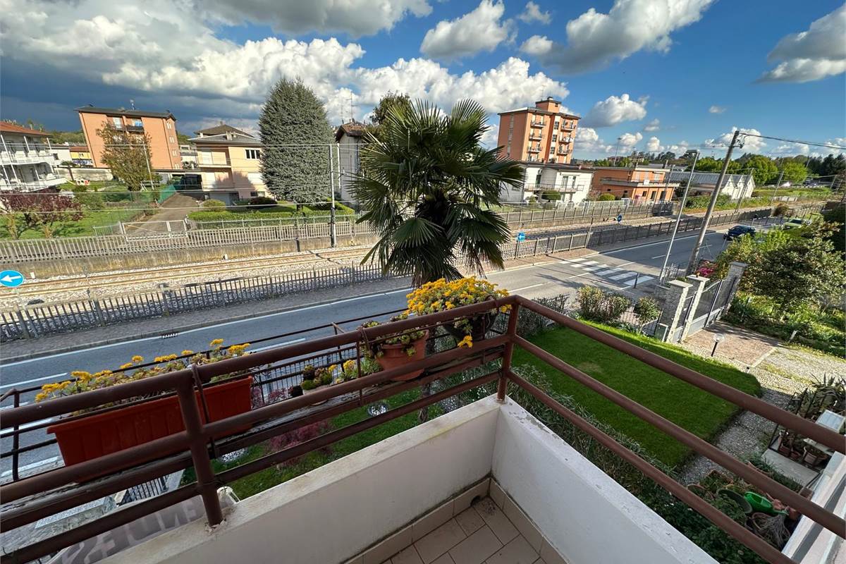 LUISAGO GRANDE BILOCALE CON BALCONI E BOX