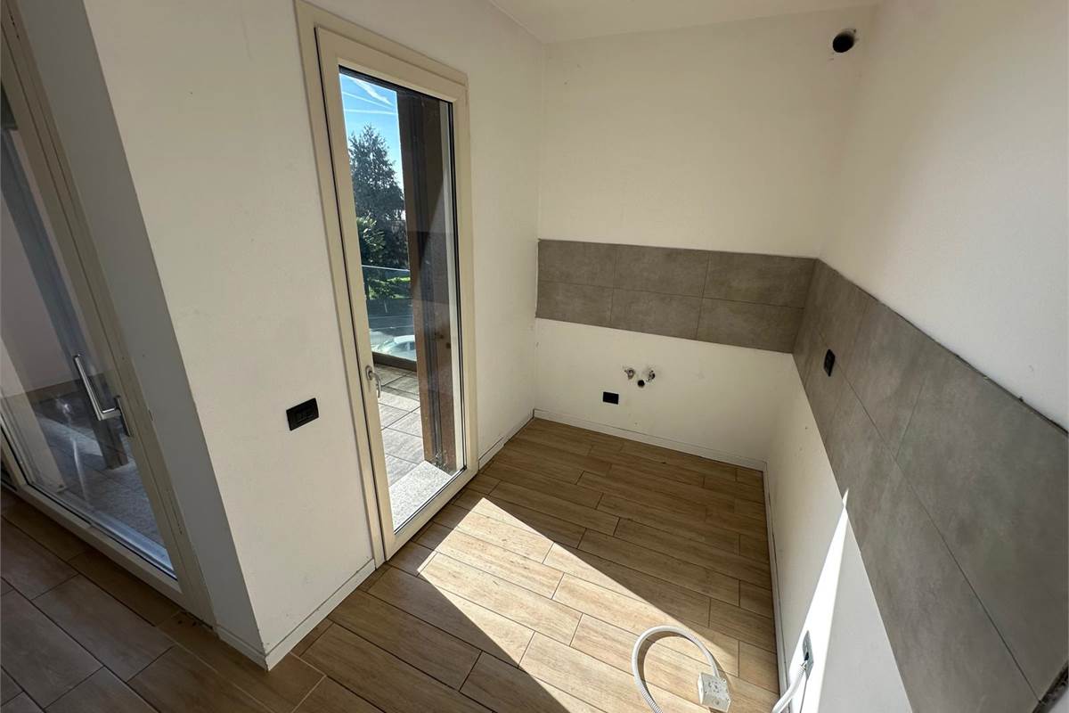 GUANZATE TRILOCALE CON TERRAZZO E BOX