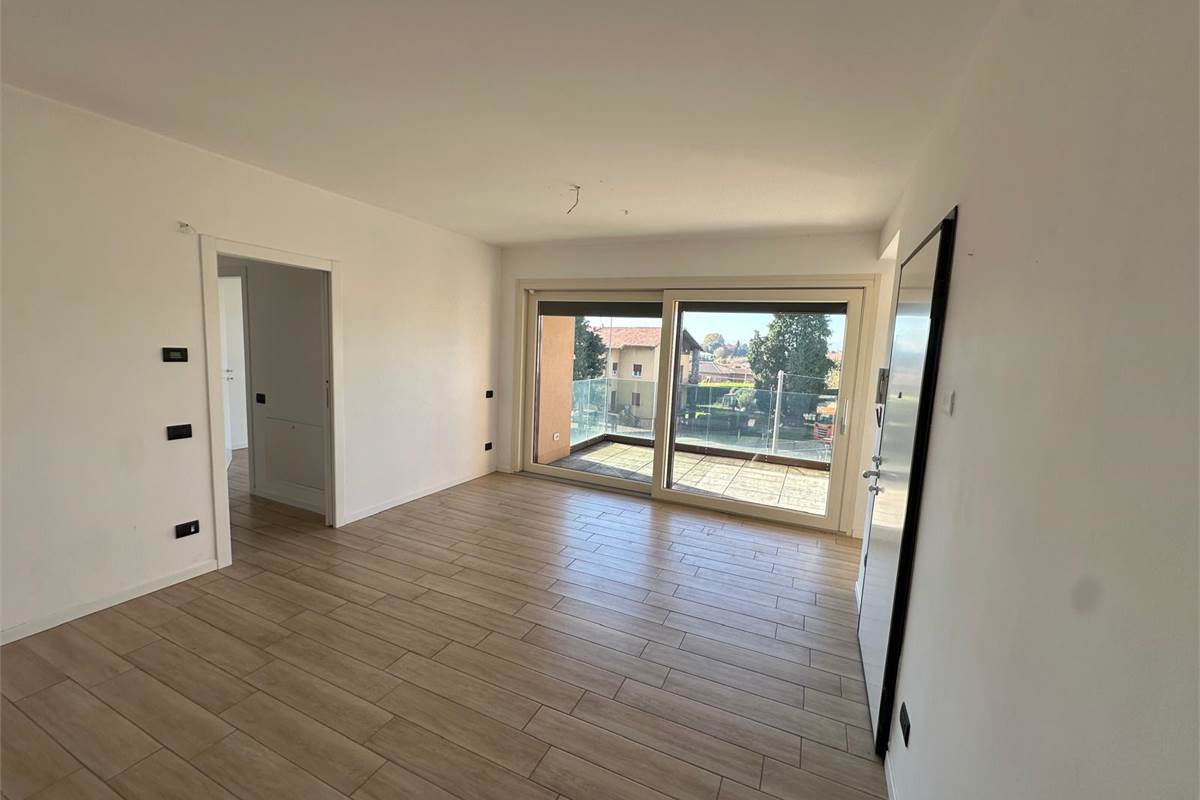 GUANZATE TRILOCALE CON TERRAZZO E BOX