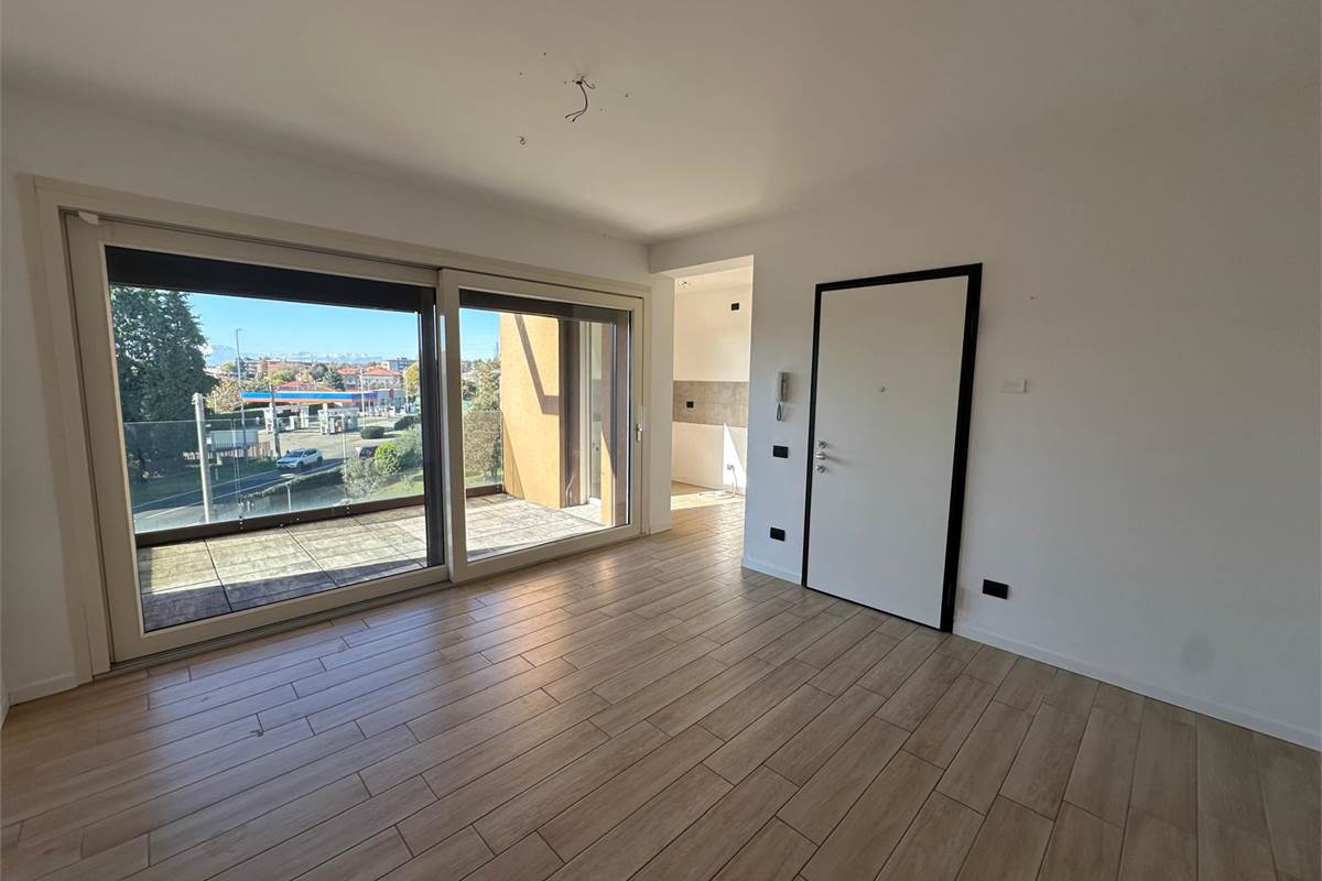 GUANZATE TRILOCALE CON TERRAZZO E BOX