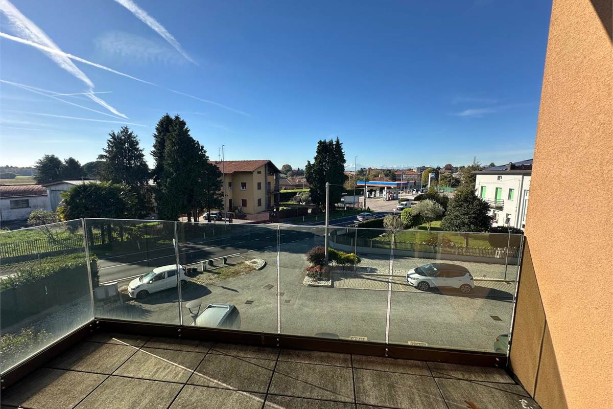 GUANZATE TRILOCALE CON TERRAZZO E BOX