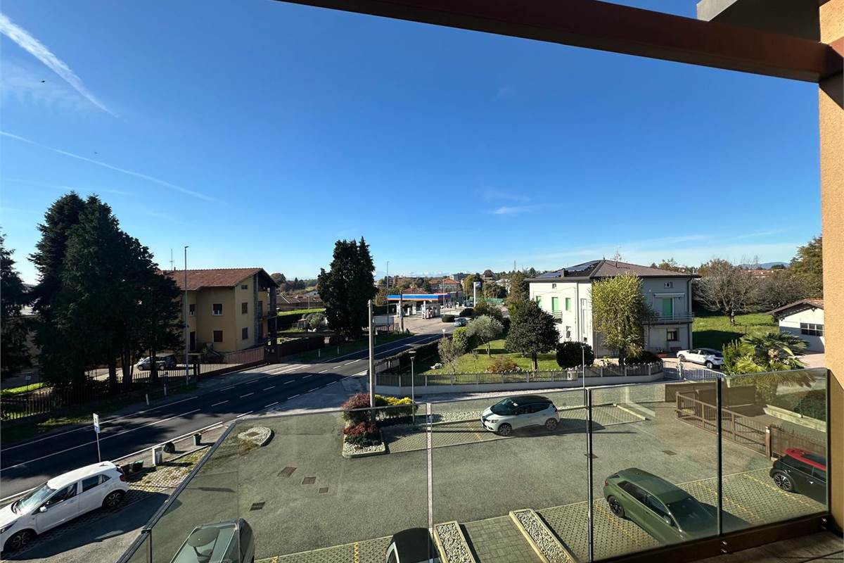 GUANZATE TRILOCALE CON TERRAZZO E BOX