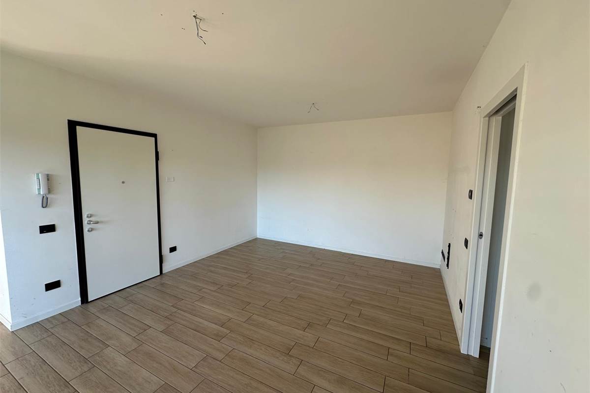 GUANZATE TRILOCALE CON TERRAZZO E BOX