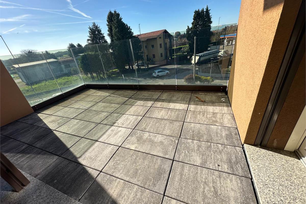 GUANZATE TRILOCALE CON TERRAZZO E BOX