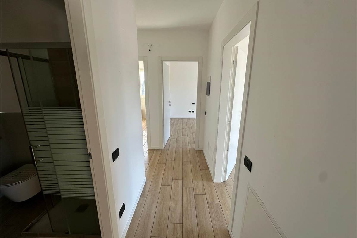 GUANZATE TRILOCALE CON TERRAZZO E BOX