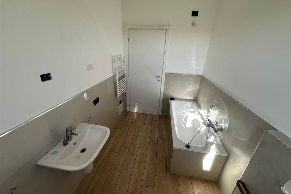 GUANZATE TRILOCALE CON TERRAZZO E BOX