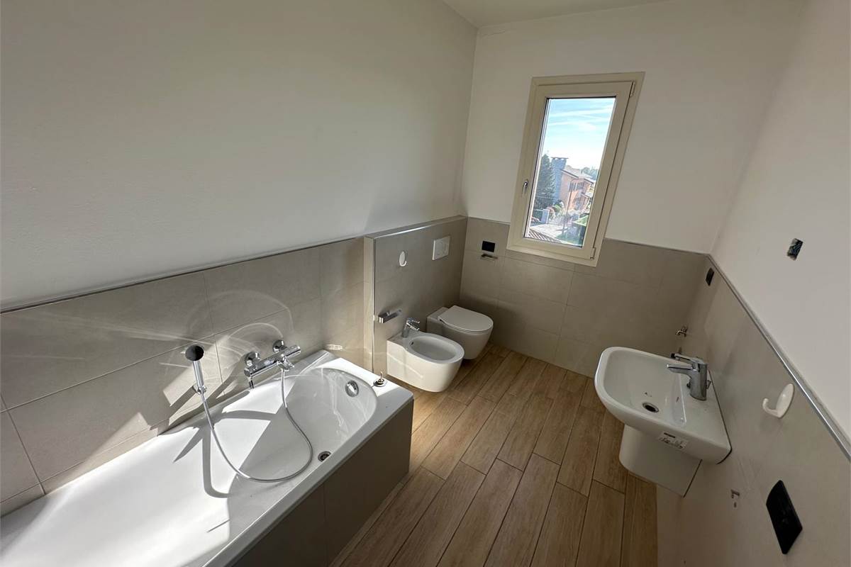 GUANZATE TRILOCALE CON TERRAZZO E BOX