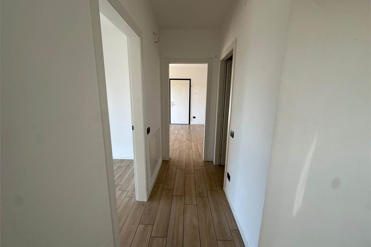 GUANZATE TRILOCALE CON TERRAZZO E BOX