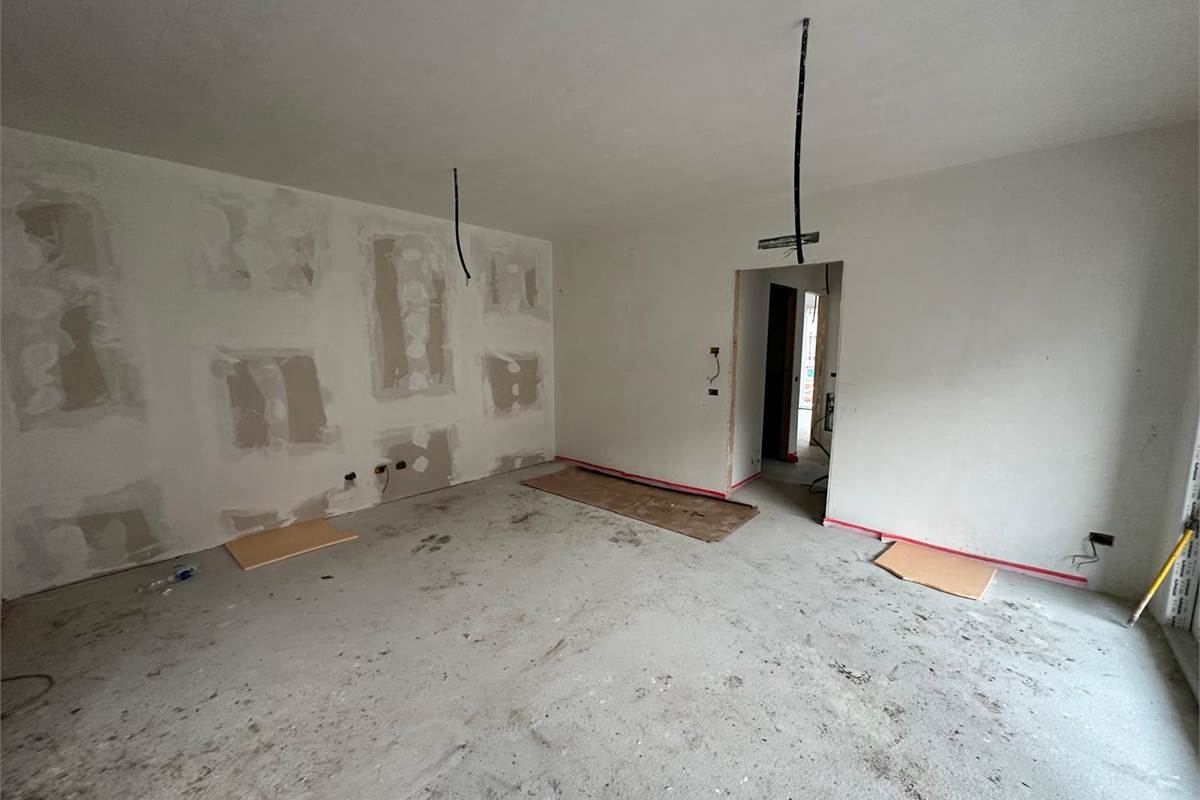 ROVELLASCA NUOVO TRILOCALE CON GIARDINO