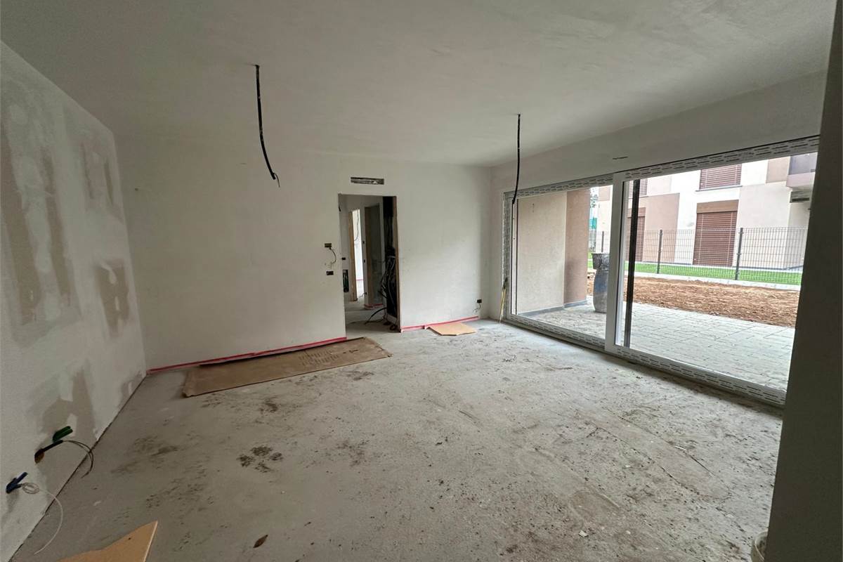 ROVELLASCA NUOVO TRILOCALE CON GIARDINO