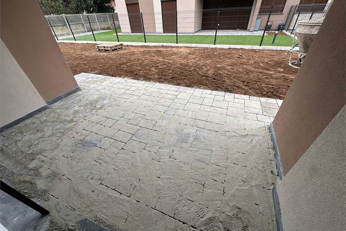 ROVELLASCA NUOVO TRILOCALE CON GIARDINO