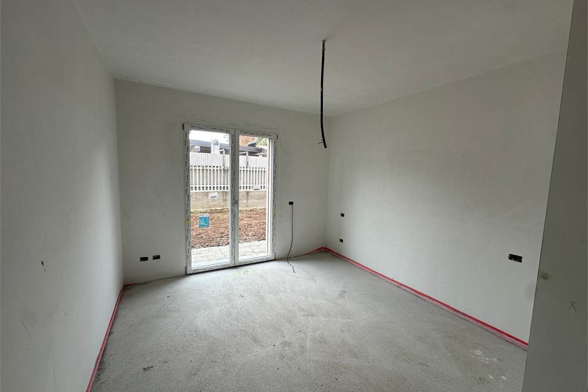 ROVELLASCA NUOVO TRILOCALE CON GIARDINO