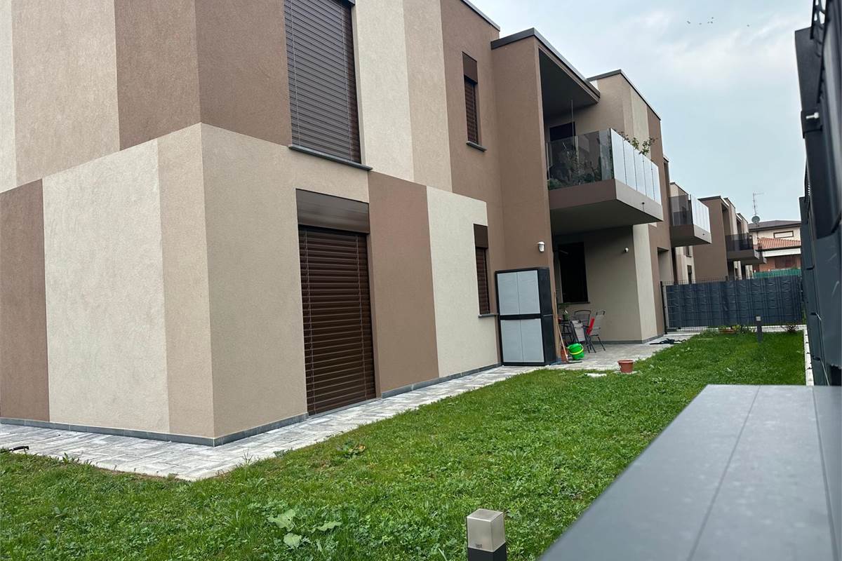 ROVELLASCA NUOVO TRILOCALE CON GIARDINO