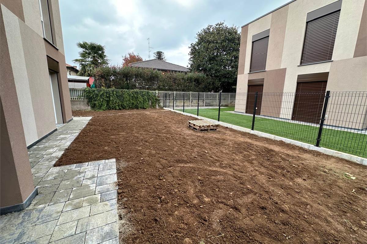 ROVELLASCA NUOVO TRILOCALE CON GIARDINO