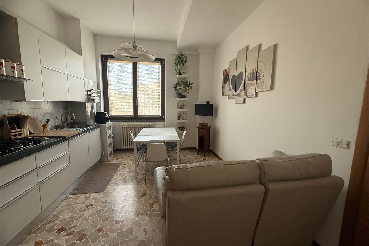 APPARTAMENTO LUMINOSO E PANORAMICO IN PICCOLA PALAZZINA 