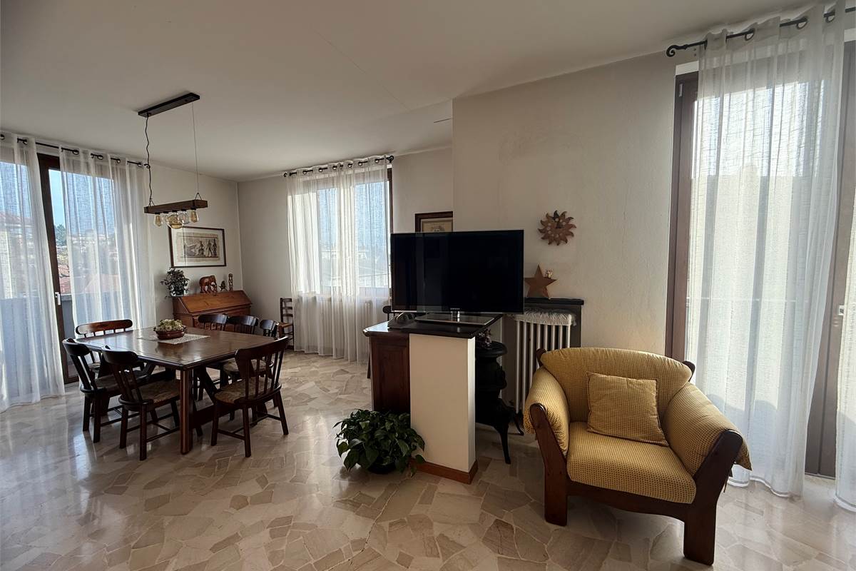 APPARTAMENTO LUMINOSO E PANORAMICO IN PICCOLA PALAZZINA 