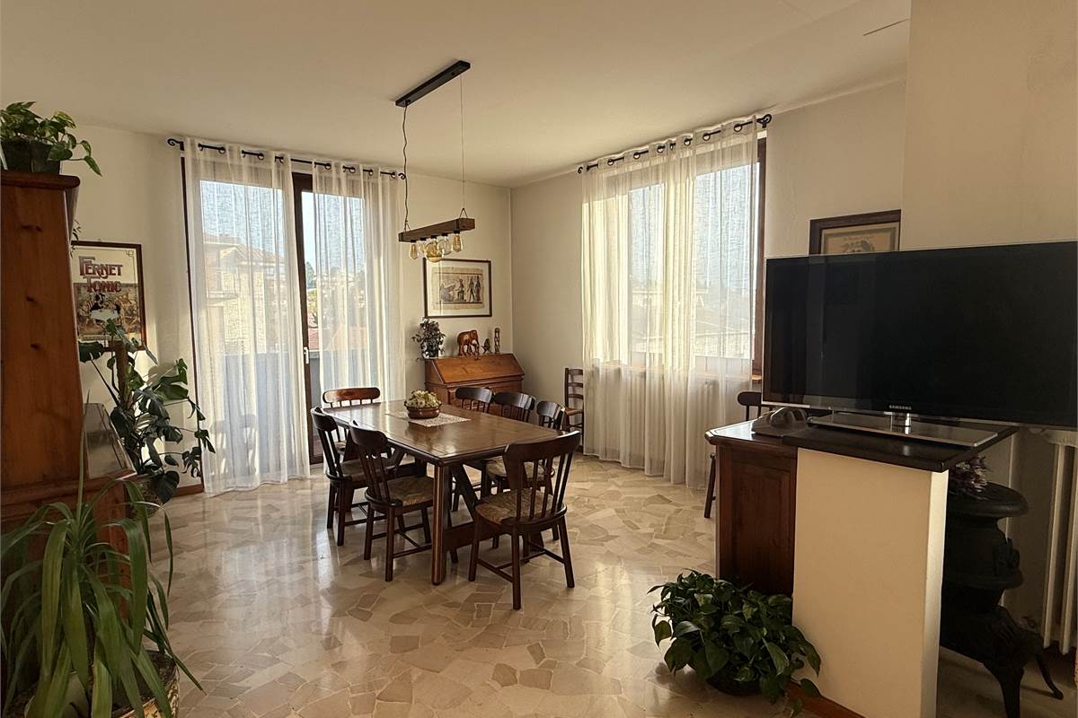 APPARTAMENTO LUMINOSO E PANORAMICO IN PICCOLA PALAZZINA 