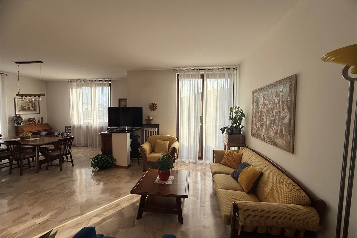 APPARTAMENTO LUMINOSO E PANORAMICO IN PICCOLA PALAZZINA 