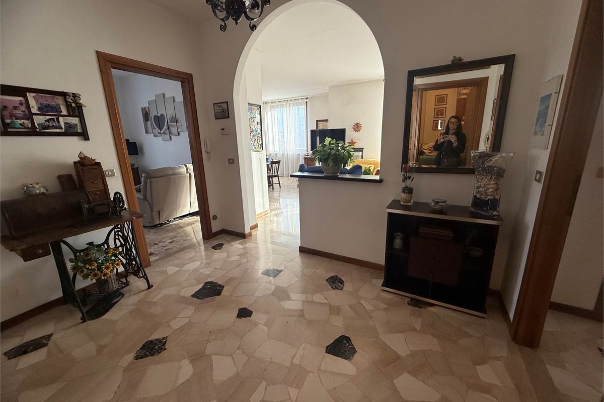 APPARTAMENTO LUMINOSO E PANORAMICO IN PICCOLA PALAZZINA 