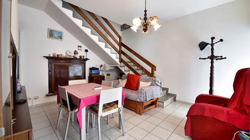 OLTRONA PORZIONE DI CASA IN CORTE SU DUE LIVELLI CON BOX