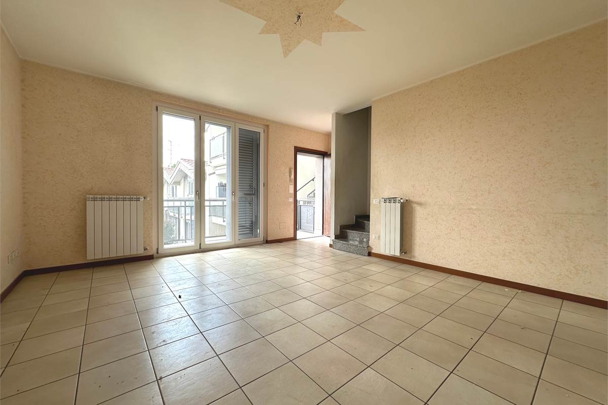 TRADATE TRILOCALE SU DUE LIVELLI CON CANTINA E BOX