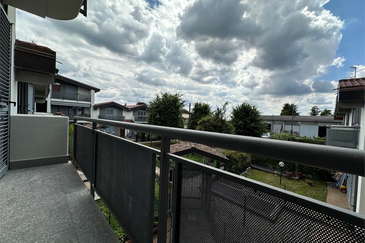 TRADATE TRILOCALE SU DUE LIVELLI CON CANTINA E BOX