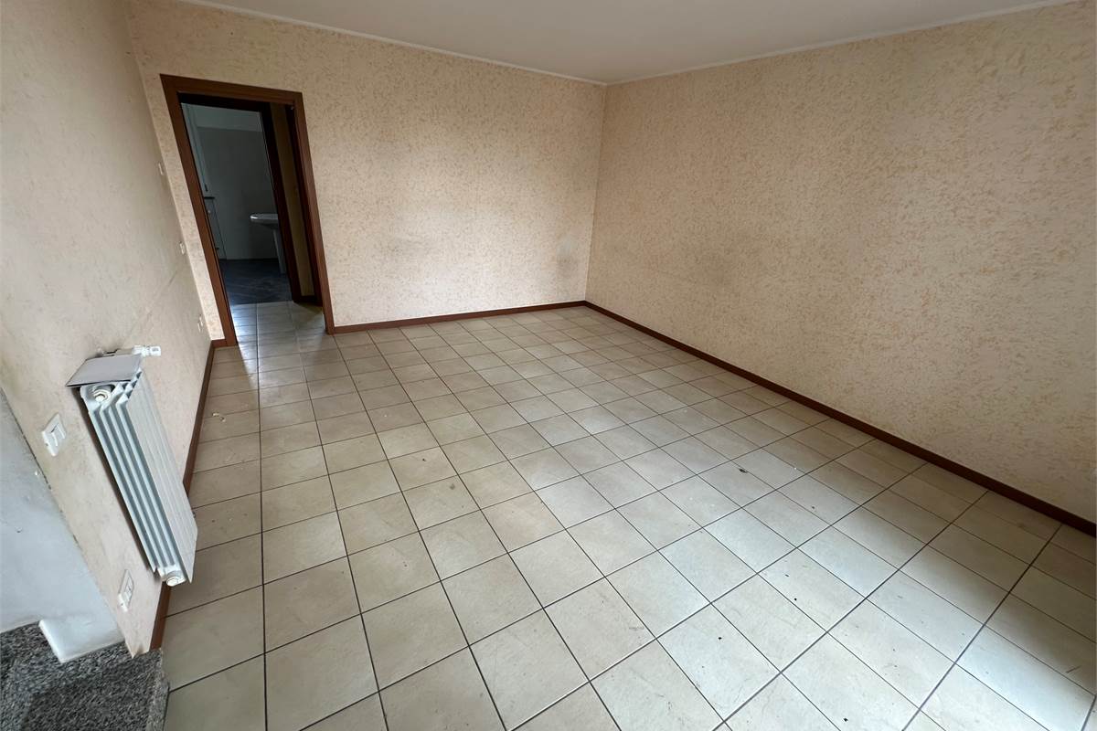 TRADATE TRILOCALE SU DUE LIVELLI CON CANTINA E BOX