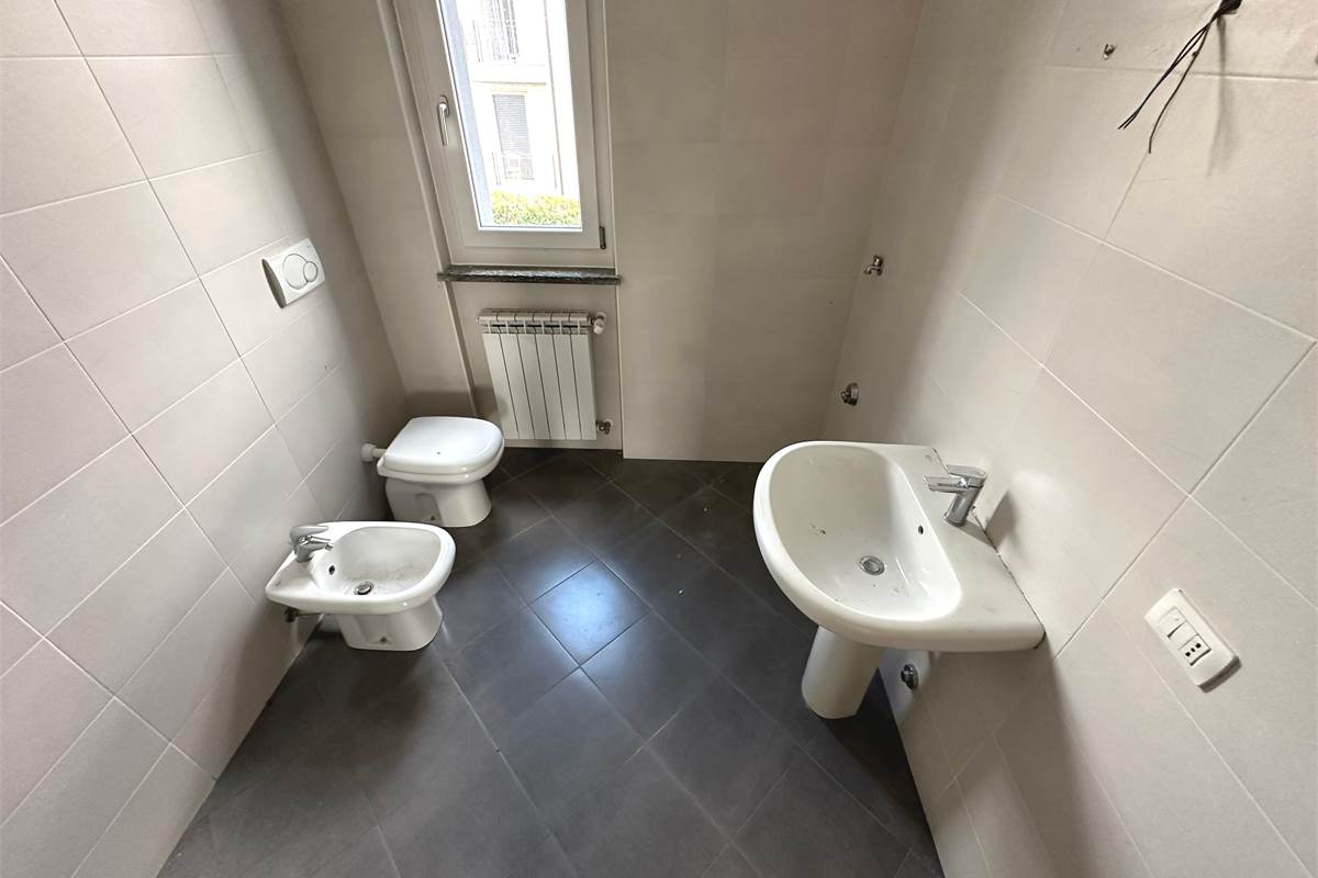 TRADATE TRILOCALE SU DUE LIVELLI CON CANTINA E BOX