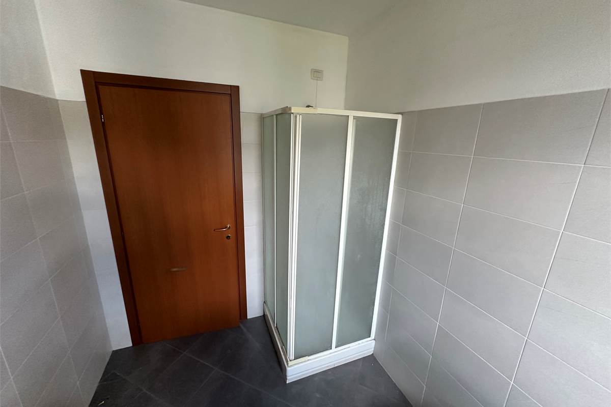 TRADATE TRILOCALE SU DUE LIVELLI CON CANTINA E BOX